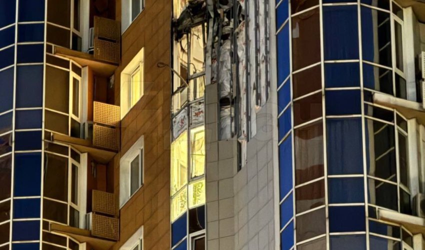 Обломки дрона повредили жилой дом в Москве Обломки дрона повредили жилой дом в Москве