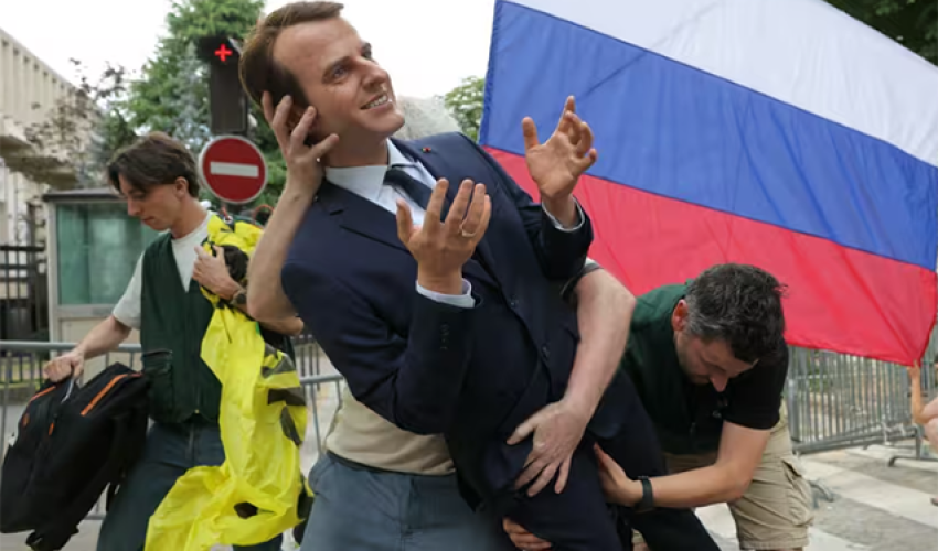 Статую Макрона украли из музея и поставили у посольства России