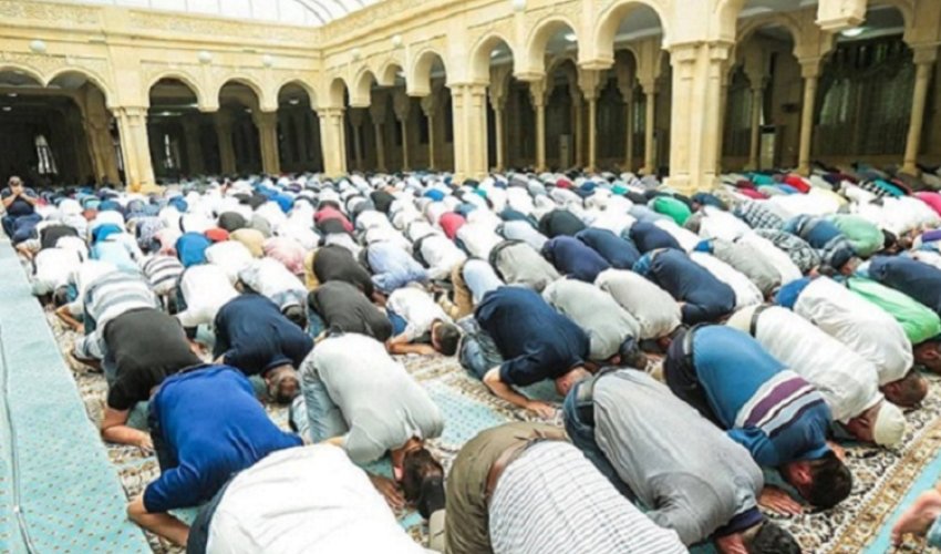 Azərbaycanda bayram namazı qılınıb Azərbaycanda bayram namazı qılınıb