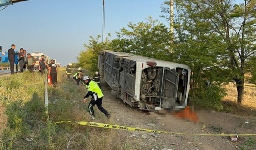 Türkiyədə sərnişin avtobusu aşıb,ölən və yaralananlar var Türkiyədə sərnişin avtobusu aşıb,ölən və yaralananlar var