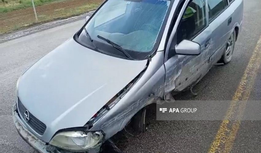 Goranboyda minik maşını dəmir arakəsməyə çırpılıb Goranboyda minik maşını dəmir arakəsməyə çırpılıb