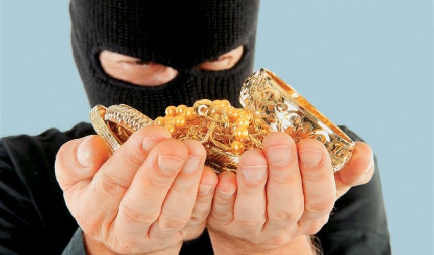В Лиссабоне из ювелирного магазина похищены украшения на миллион евро В Лиссабоне из ювелирного магазина похищены украшения на миллион евро