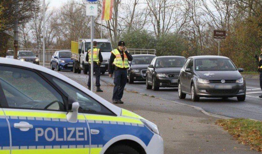 Автомобиль въехал в толпу людей в Германии Автомобиль въехал в толпу людей в Германии
