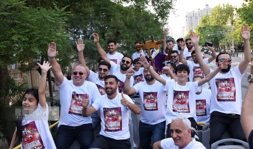 В Баку проходит тур по случаю победы Азербайджана на чемпионате мира по мини-футболу В Баку проходит тур по случаю победы Азербайджана на чемпионате мира по мини-футболу