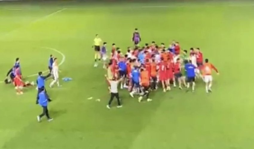 Azərbaycan-Monteneqro qarşılaşmasından sonra oyunçular arasında kütləvi dava düşüb - Video Azərbaycan-Monteneqro qarşılaşmasından sonra oyunçular arasında kütləvi dava düşüb - Video