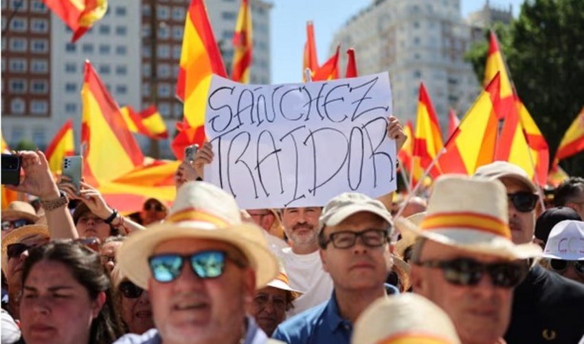 İspaniyada on minlərlə insan hökumətə etiraz edib İspaniyada on minlərlə insan hökumətə etiraz edib