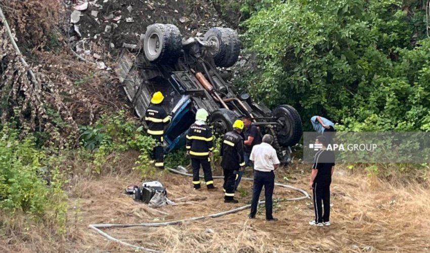 Şəkidə yük maşını aşıb, ölən və xəsarət alan var Şəkidə yük maşını aşıb, ölən və xəsarət alan var