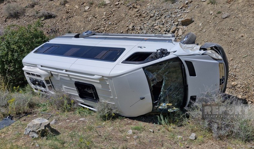 Naxçıvanda mikroavtobus dərəyə aşıb, xəsarət alanlar var