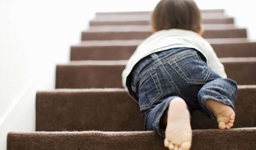 4 yaşlı uşaq yıxılaraq ölüb 4 yaşlı uşaq yıxılaraq ölüb