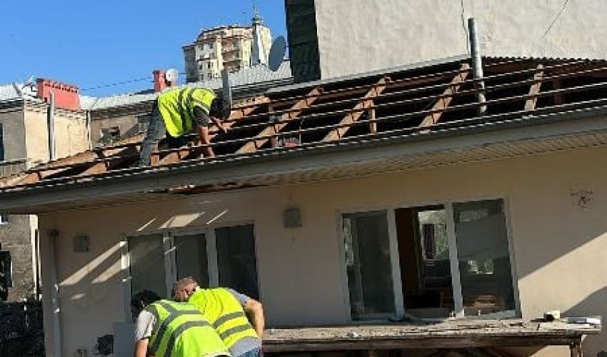 Bakıda binanın damında qanunsuz hovuz sökülüb Bakıda binanın damında qanunsuz hovuz sökülüb