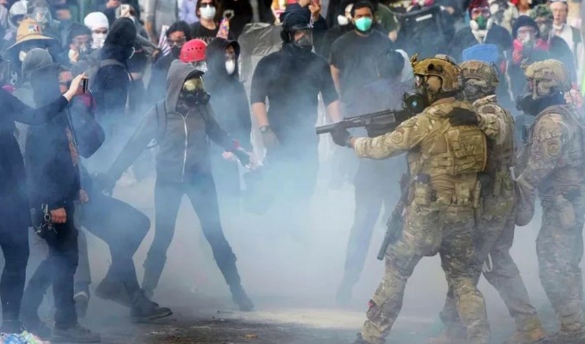 В США более 250 человек прорвались в здание миграционной службы В США более 250 человек прорвались в здание миграционной службы