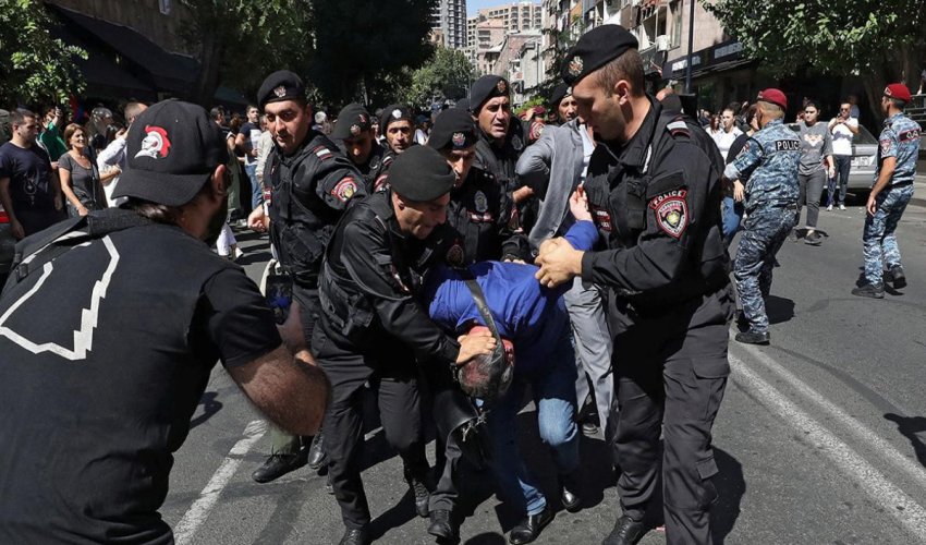 Ermənistanda onlarla müxalifətçi polis tərəfindən saxlanılıb Ermənistanda onlarla müxalifətçi polis tərəfindən saxlanılıb