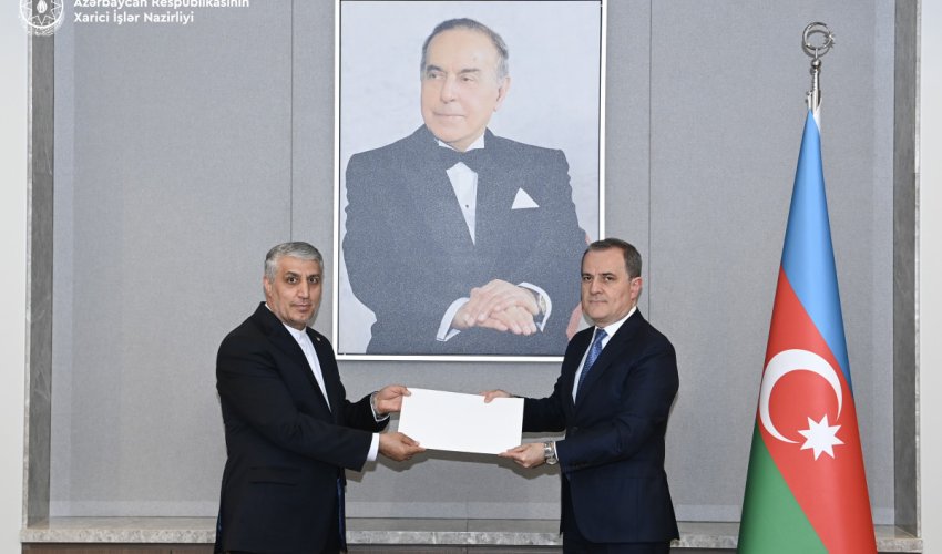 Ceyhun Bayramov İranın yeni səfirinin etimadnaməsinin surətini qəbul edib Ceyhun Bayramov İranın yeni səfirinin etimadnaməsinin surətini qəbul edib