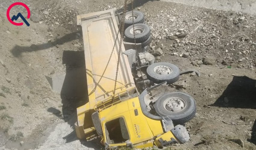 Kəlbəcərdə yük avtomobili aşıb, ölən var Kəlbəcərdə yük avtomobili aşıb, ölən var
