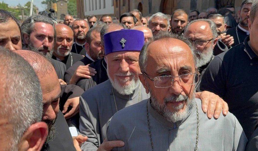 İrəvan məhkəməsi arxiyepiskop Mikael Acapaxyanı həbs edib İrəvan məhkəməsi arxiyepiskop Mikael Acapaxyanı həbs edib