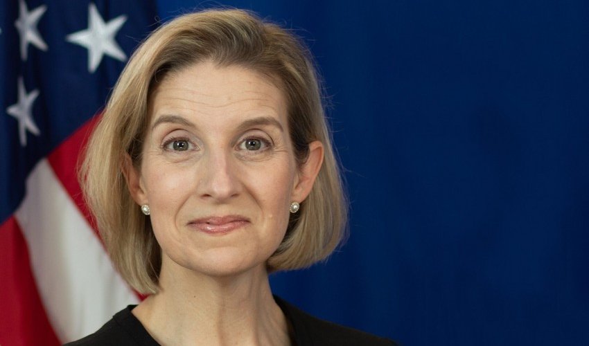 Emi Karlon gələn həftə Bakıya gələcək