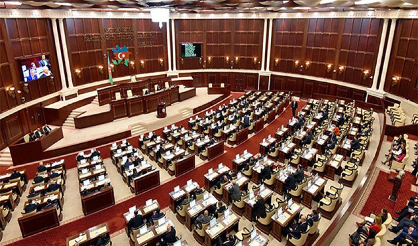 Deputat: Şahidlər zorla polisə aparılır, telefonları qanunsuz yoxlanılır
