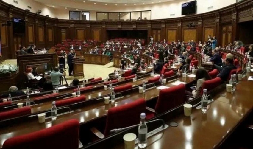 Ermənistanda parlamentdə deputatlara hücum ediblər Ermənistanda parlamentdə deputatlara hücum ediblər