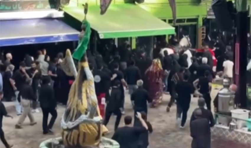 İranda mərasim zamanı at insanların üzərinə çıxıb, yaralılar var - Video İranda mərasim zamanı at insanların üzərinə çıxıb, yaralılar var - Video