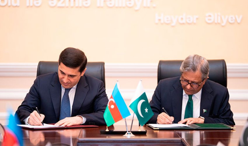 Fərid Əhmədov pakistanlı həmkarı ilə görüşüb Fərid Əhmədov pakistanlı həmkarı ilə görüşüb