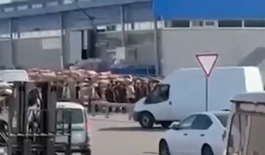 Rusiyada OMON-çuların yüzlərlə azərbaycanlını saxladığı iddia olunur Rusiyada OMON-çuların yüzlərlə azərbaycanlını saxladığı iddia olunur
