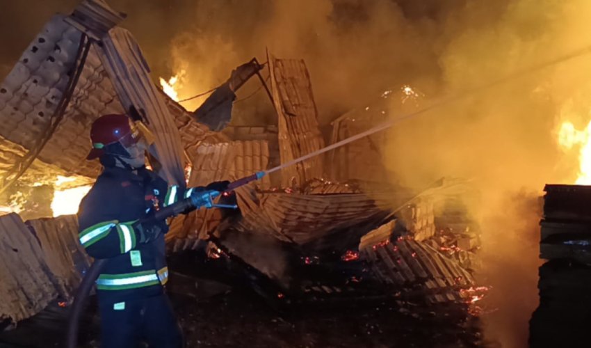 В Баку потушен пожар на рынке древесины — МЧС В Баку потушен пожар на рынке древесины — МЧС