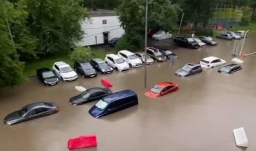 Ливень затопил улицы Москвы, затруднено движение транспорта Ливень затопил улицы Москвы, затруднено движение транспорта