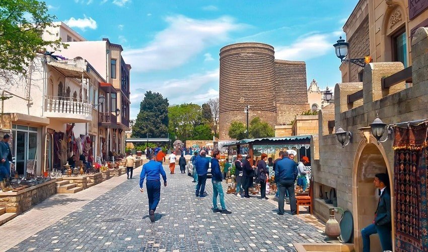Azərbaycana turist axını 1 % azalıb Azərbaycana turist axını 1 % azalıb