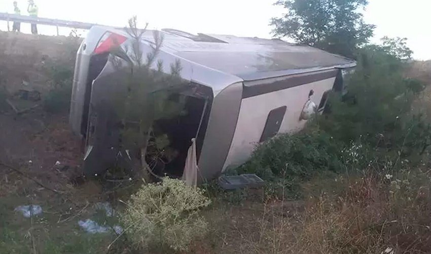 Türkiyədə sərnişin avtobusunun aşması nəticəsində 27 nəfər yaralanıb Türkiyədə sərnişin avtobusunun aşması nəticəsində 27 nəfər yaralanıb