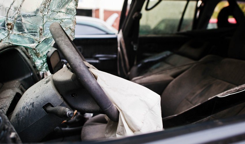 В Шабране автомобиль врезался в ворота частного дома В Шабране автомобиль врезался в ворота частного дома