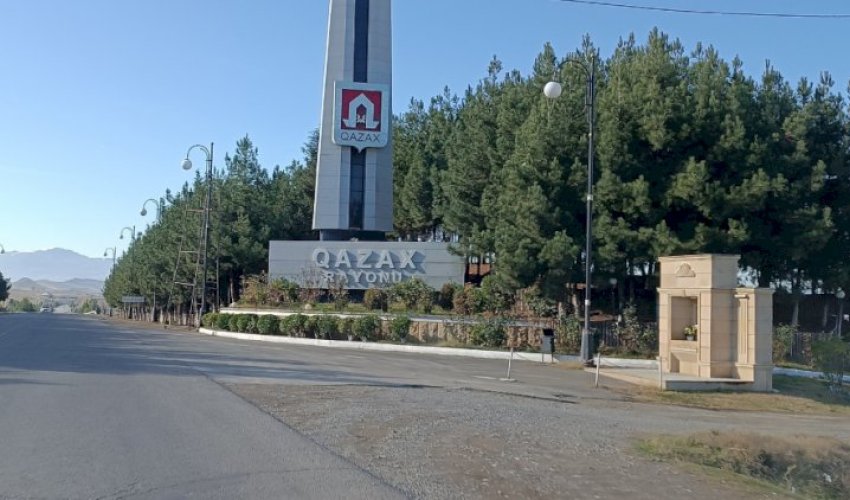 Qazaxda 2 maşın toqquşdu Qazaxda 2 maşın toqquşdu