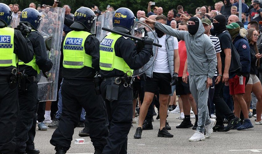 Британию охватили протесты против размещения нелегалов в отелях Британию охватили протесты против размещения нелегалов в отелях