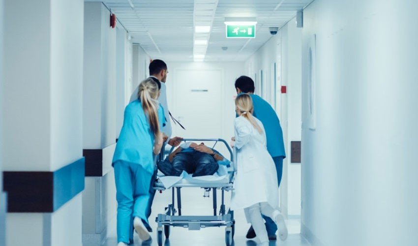 Qalada avtomobilin vurduğu 18 yaşlı şəxs xəstəxanada ölüb Qalada avtomobilin vurduğu 18 yaşlı şəxs xəstəxanada ölüb