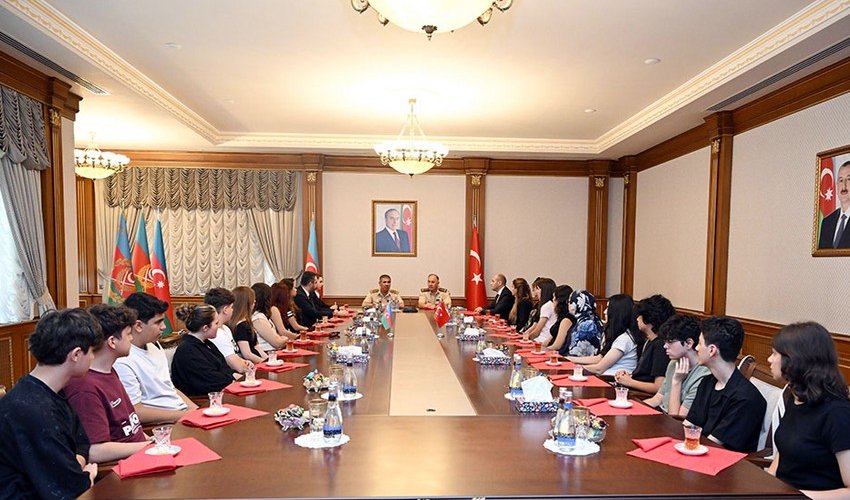 Həsənov və Kərim Vəliyev Azərbaycanda səfərdə olan türkiyəli şəhid ailələrinin üzvləri ilə görüşüb Həsənov və Kərim Vəliyev Azərbaycanda səfərdə olan türkiyəli şəhid ailələrinin üzvləri ilə görüşüb