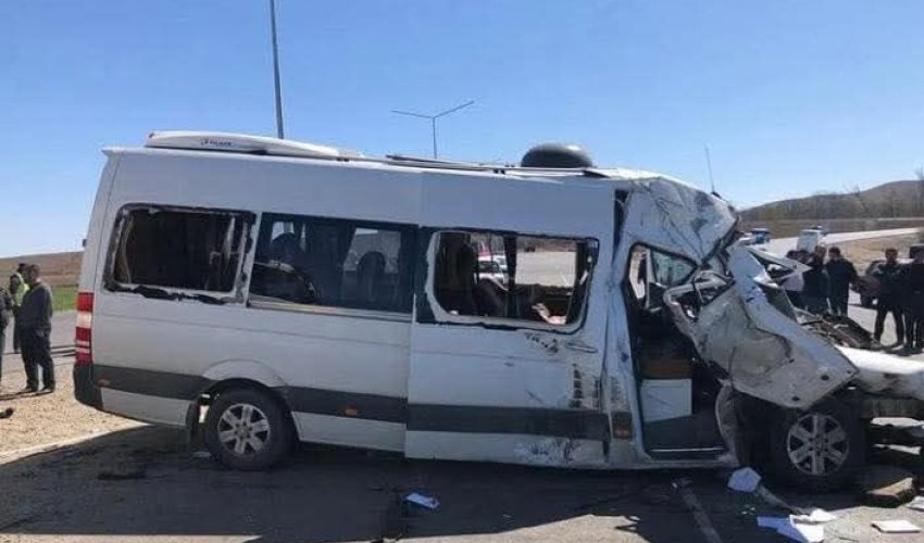 Şəmkirdə mikroavtobusun yük maşınına çırpılması nəticəsində 7 nəfər ölüb Şəmkirdə mikroavtobusun yük maşınına çırpılması nəticəsində 7 nəfər ölüb