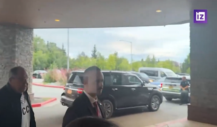 Lavrov arrives in Alaska wearing 'USSR' sweater