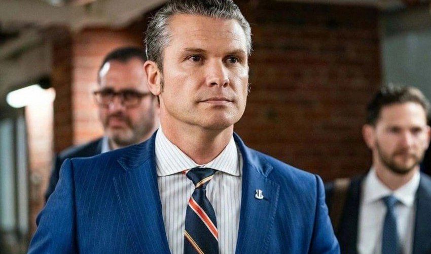 Глава Пентагона отправился на Аляску отдельно от президента Трампа Глава Пентагона отправился на Аляску отдельно от президента Трампа