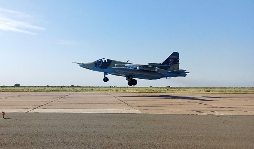 Азербайджанские пилоты оттачивают мастерство Азербайджанские пилоты оттачивают мастерство