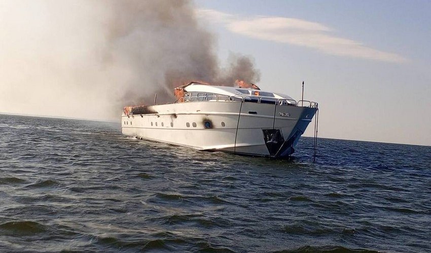 В России шесть человек эвакуировали с горящей яхты В России шесть человек эвакуировали с горящей яхты