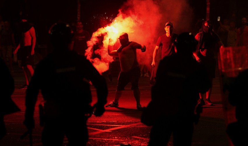 В Сербии протестующие атаковали полицию и разрушили здания суда и прокуратуры В Сербии протестующие атаковали полицию и разрушили здания суда и прокуратуры
