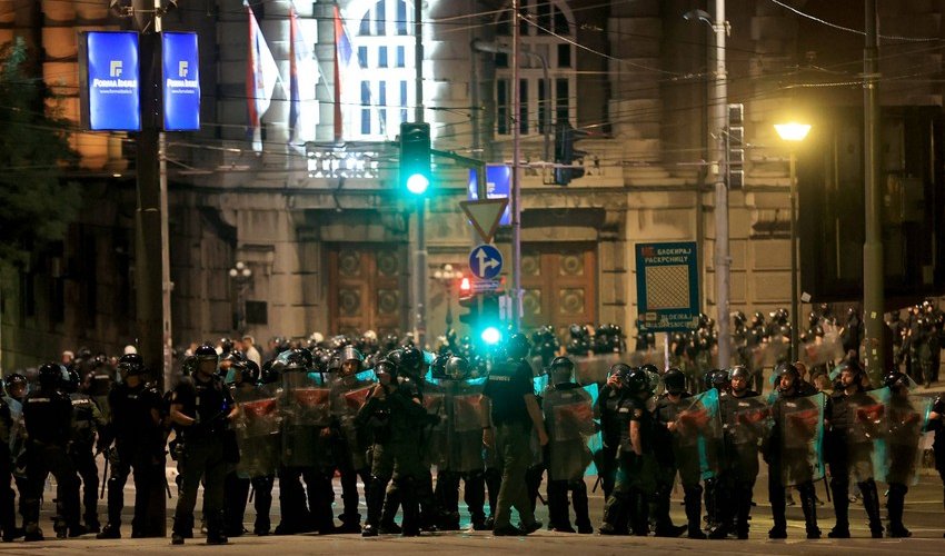 Во время протестов в Сербии пострадали шесть полицейских Во время протестов в Сербии пострадали шесть полицейских