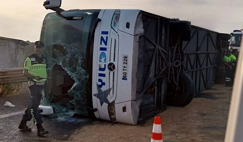В Стамбуле перевернулся автобус В Стамбуле перевернулся автобус