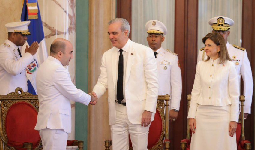 Azərbaycanın səfiri Dominikan Respublikasının Prezidentinə etimadnaməsini təqdim edib Azərbaycanın səfiri Dominikan Respublikasının Prezidentinə etimadnaməsini təqdim edib
