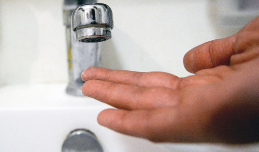 Российский город оставили без воды ради тушения пожара на НПЗ Российский город оставили без воды ради тушения пожара на НПЗ