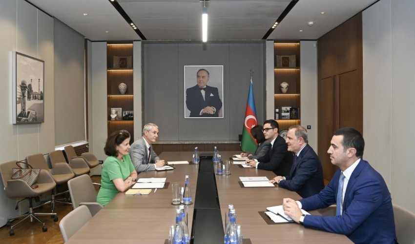Bayramov Fransanın səfirini diplomatik missiyasının başa çatması münasibətilə qəbul edib Bayramov Fransanın səfirini diplomatik missiyasının başa çatması münasibətilə qəbul edib