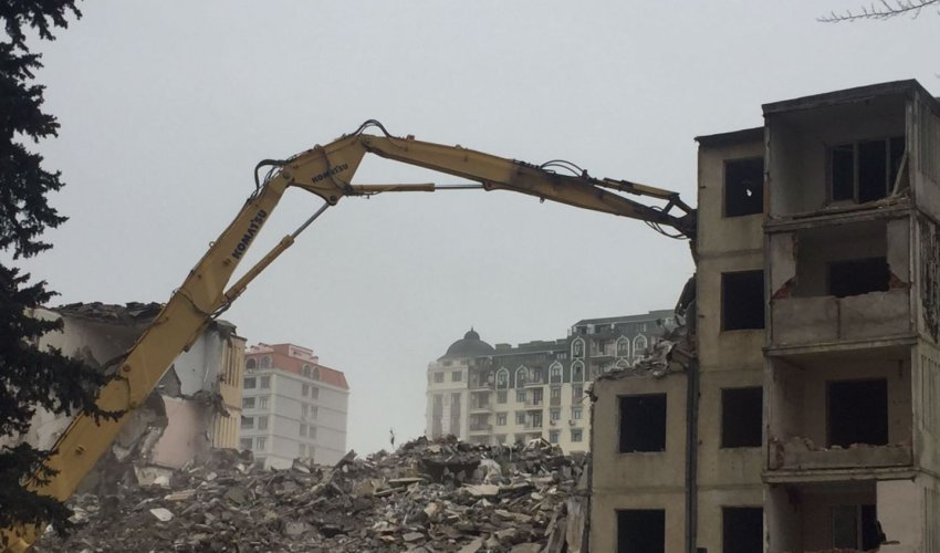 Bakının üç rayonunda qəzalı binalar söküləcək Bakının üç rayonunda qəzalı binalar söküləcək