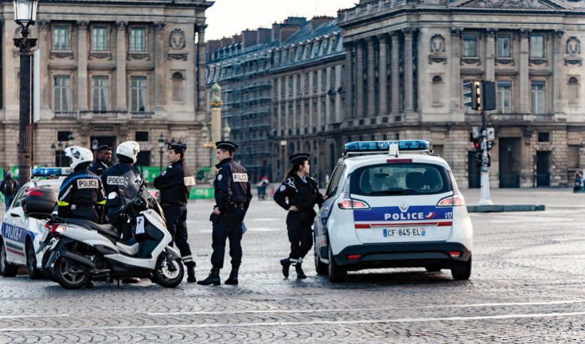 Во Франции автомобиль въехал в толпу людей Во Франции автомобиль въехал в толпу людей
