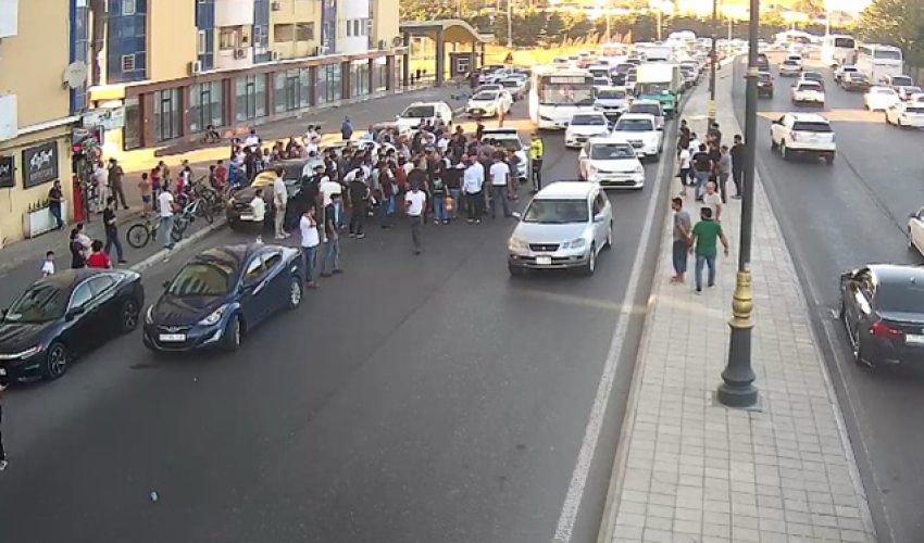 Sabunçuda avtomobil piyadanı vurub, yolda sıxlıq yaranıb Sabunçuda avtomobil piyadanı vurub, yolda sıxlıq yaranıb