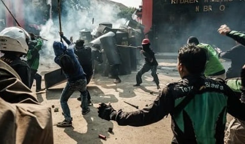 İndoneziyada etirazlar zamanı 20 nəfər itkin düşüb, 6 nəfər ölüb İndoneziyada etirazlar zamanı 20 nəfər itkin düşüb, 6 nəfər ölüb