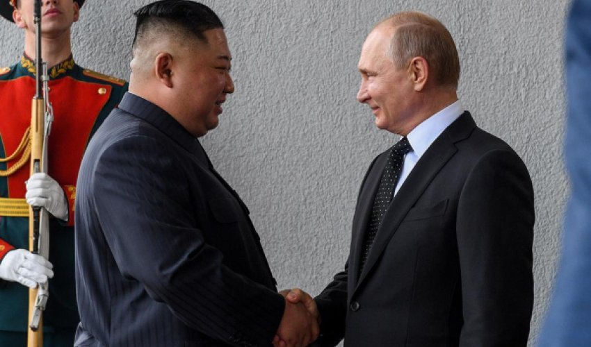 Путин и Ким Чен Ын прибыли на переговоры в Пекине на одном автомобиле Путин и Ким Чен Ын прибыли на переговоры в Пекине на одном автомобиле